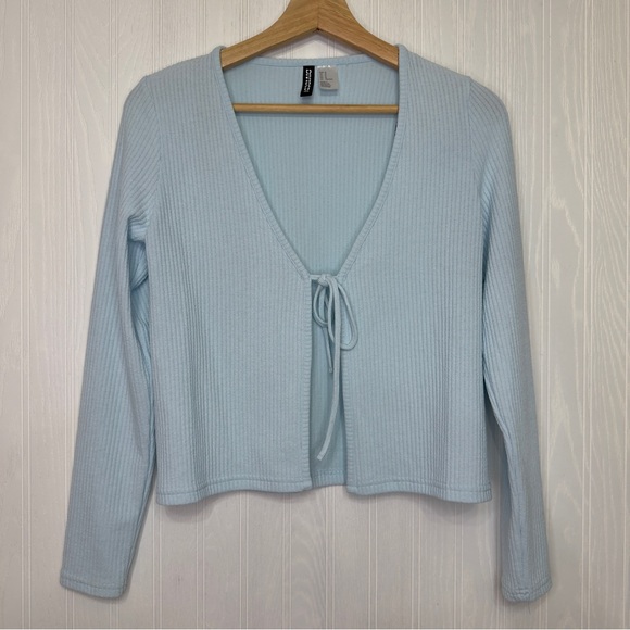 Divided Tops - H & M Divided light blue cropped top size M